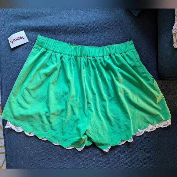 Green scalloped shorts with lace detail * NWT - Picture 5 of 7